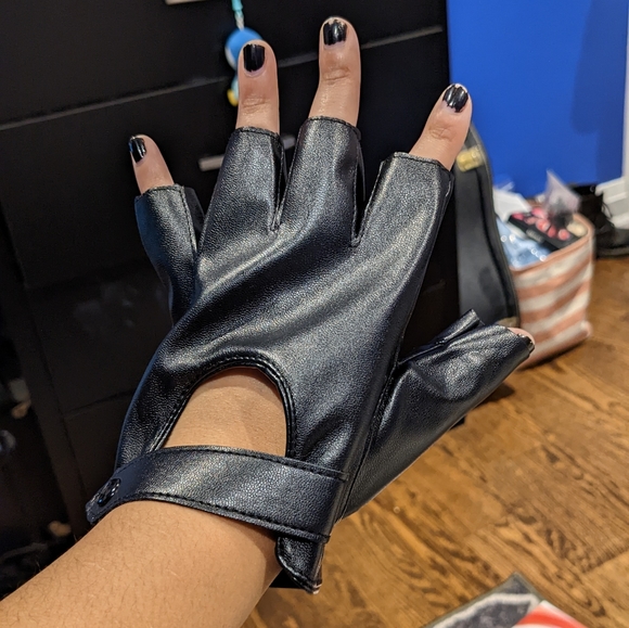 Deluxe Black Costume Fingerless Gloves - Picture 3 of 4